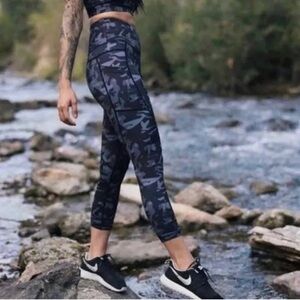 NWT Zyia Black Camo Pocket Light n Tight Hi-Rise Capris